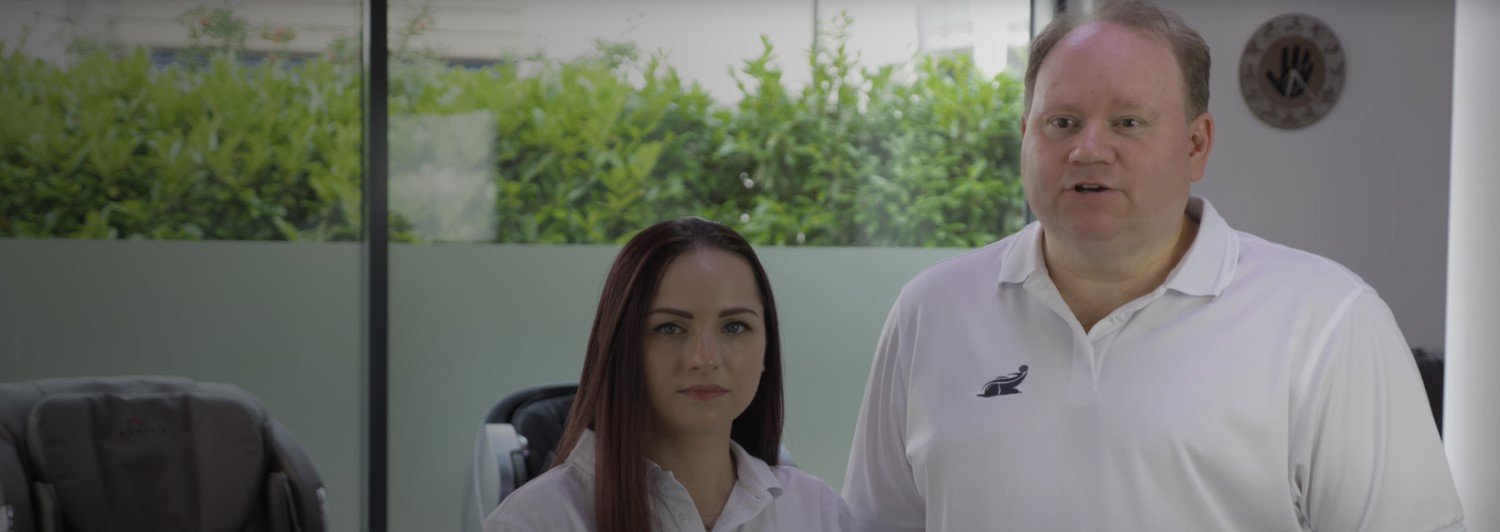 Conseil spécialisé dans le monde des fauteuils de massage par Michael Roedeske, Manuela Radu et Marco Libi