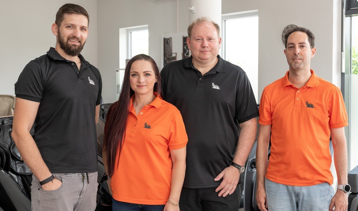 L'équipe derrière le monde des fauteuils de massage : Ionel Radu, Manuela Radu, Michael Roedeske, Marco Libi